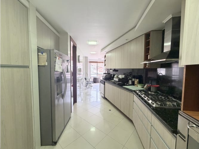 Apartamento de 3 alcobas en venta en Los Rosales, Bogotá, 210 m² · foto 7 de 17