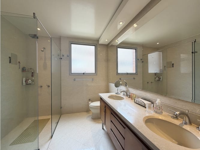 Apartamento de 3 alcobas en venta en Los Rosales, Bogotá, 210 m² · foto 12 de 17
