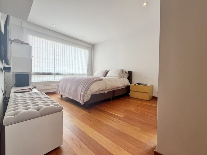Apartamento de 3 alcobas en venta en Los Rosales, Bogotá, 210 m² · foto 16 de 17