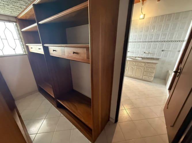 Casa de 8 alcobas en arriendo en Las Lomas, Medellín, 400 m² · foto 12 de 24