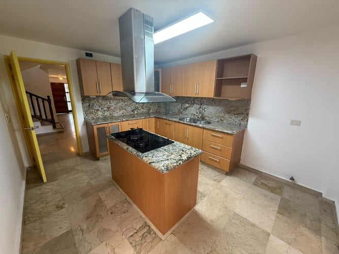 Casa de 8 alcobas en arriendo en Las Lomas, Medellín, 400 m² · foto 4 de 24