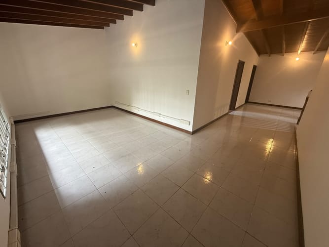 Casa de 8 alcobas en arriendo en Las Lomas, Medellín, 400 m² · foto 10 de 24