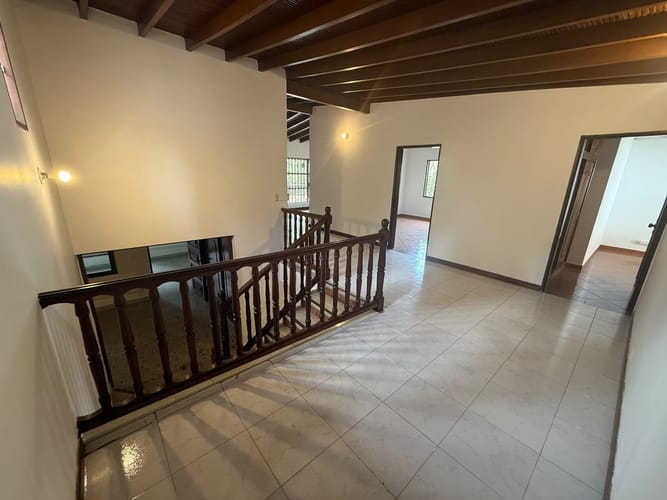Casa de 8 alcobas en arriendo en Las Lomas, Medellín, 400 m² · foto 15 de 24