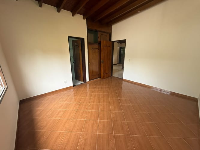 Casa de 8 alcobas en arriendo en Las Lomas, Medellín, 400 m² · foto 17 de 24