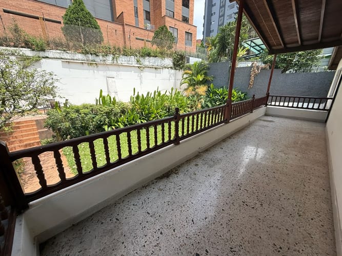 Casa de 8 alcobas en arriendo en Las Lomas, Medellín, 400 m² · foto 2 de 24