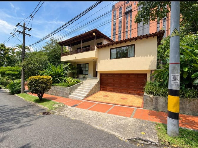 Casa de 8 alcobas en arriendo en Las Lomas, Medellín, 400 m² · foto 1 de 24