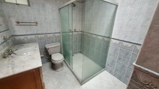 Casa de 4 alcobas en arriendo en La Castellana, Medellín, 289 m² · foto 1 de 17