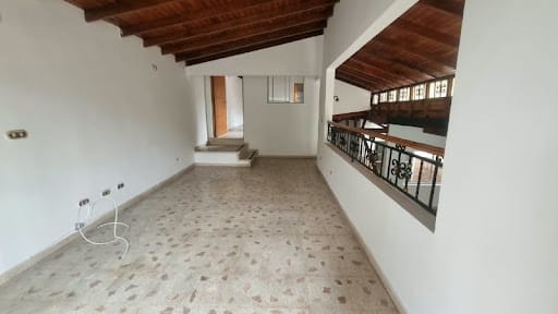 Casa de 4 alcobas en arriendo en La Castellana, Medellín, 289 m² · foto 2 de 17