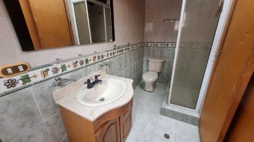 Casa de 4 alcobas en arriendo en La Castellana, Medellín, 289 m² · foto 3 de 17