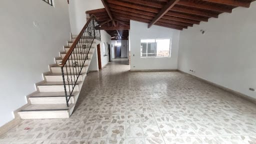 Casa de 4 alcobas en arriendo en La Castellana, Medellín, 289 m² · foto 4 de 17