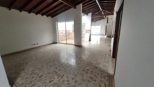 Casa de 4 alcobas en arriendo en La Castellana, Medellín, 289 m² · foto 5 de 17