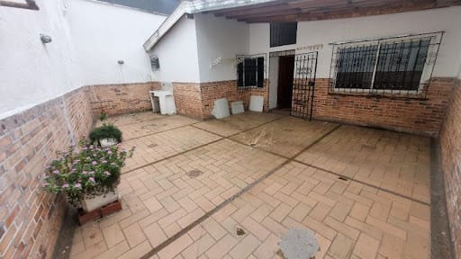 Casa de 4 alcobas en arriendo en La Castellana, Medellín, 289 m² · foto 7 de 17