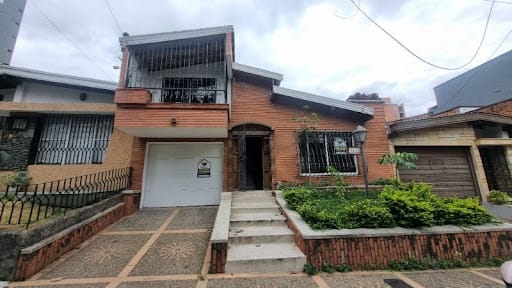 Casa de 4 alcobas en arriendo en La Castellana, Medellín, 289 m² · foto 9 de 17