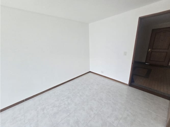 Apartamento de 2 alcobas en venta en Loma De Los Bernal, Medellín, 60 m² · foto 2 de 20