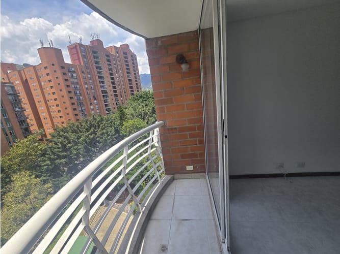 Apartamento de 2 alcobas en venta en Loma De Los Bernal, Medellín, 60 m² · foto 5 de 20