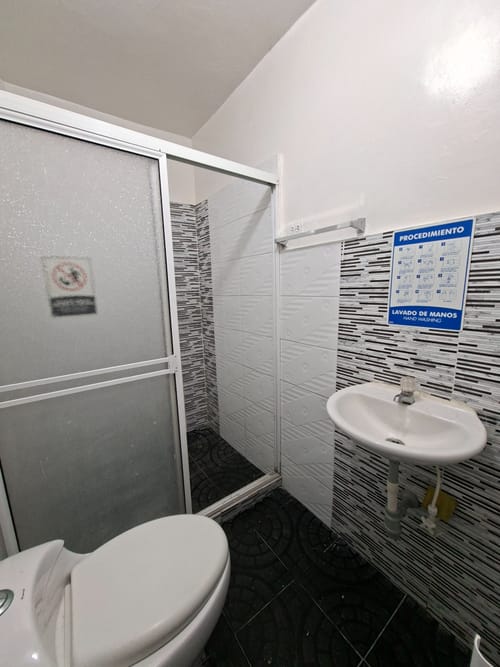Casa de 5 alcobas en arriendo en Las Acacias, Medellín, 150 m² · foto 2 de 10