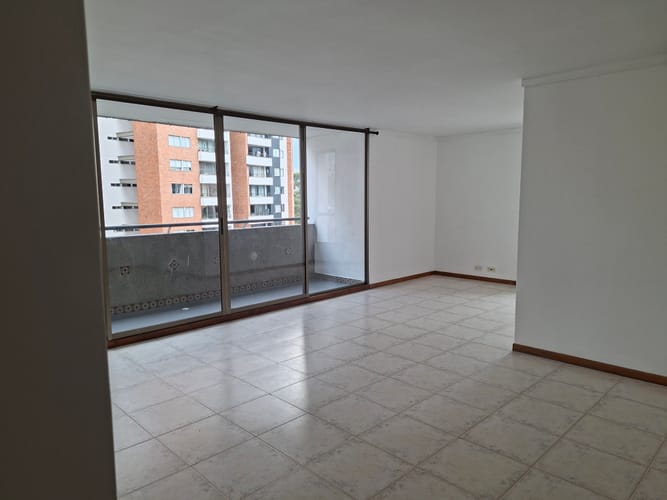 Apartamento de 2 alcobas en venta en Loma De Los Bernal, Medellín, 119 m² · foto 1 de 20