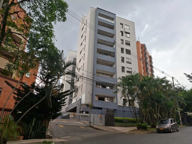 Apartamento de 2 alcobas en venta en Loma De Los Bernal, Medellín, 119 m² · foto 2 de 20