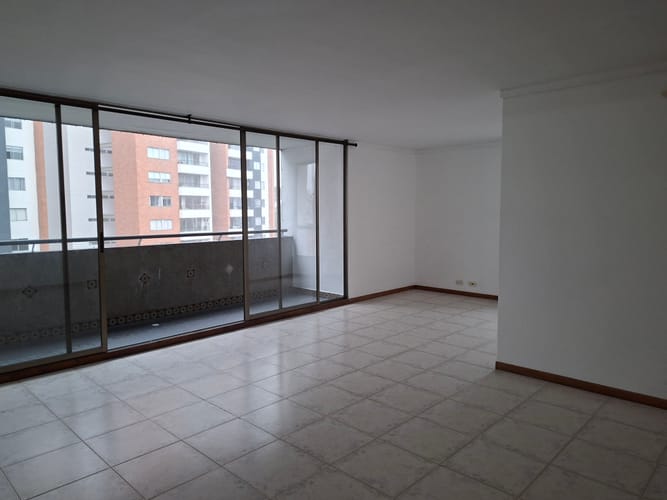 Apartamento de 2 alcobas en venta en Loma De Los Bernal, Medellín, 119 m² · foto 3 de 20