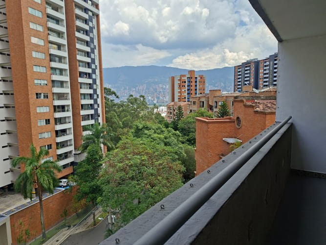 Apartamento de 2 alcobas en venta en Loma De Los Bernal, Medellín, 119 m² · foto 5 de 20