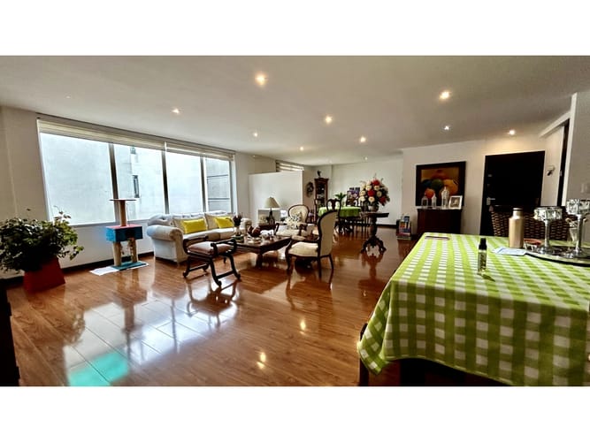 Apartamento de 3 alcobas en venta en Santa Paula, Bogotá, 185 m² · foto 2 de 24