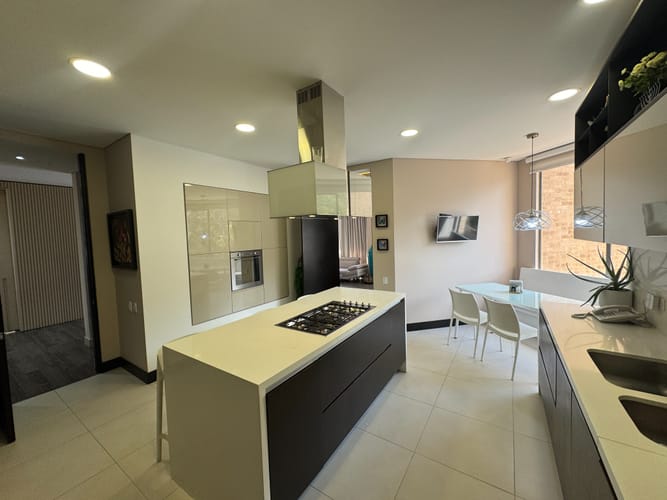 Apartamento de 3 alcobas en venta en Cerros De Suba, Bogotá, 502 m² · foto 3 de 10