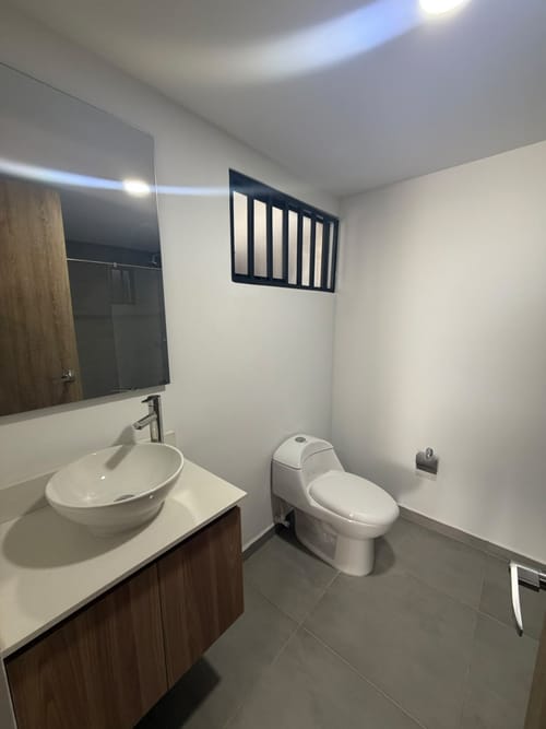 Apartamento de 3 alcobas en arriendo en Loma Del Indio, Medellín, 105 m² · foto 2 de 8