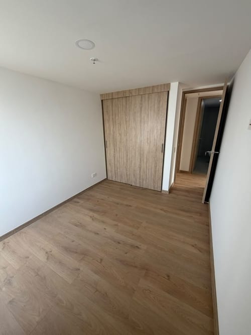 Apartamento de 3 alcobas en arriendo en Loma Del Indio, Medellín, 105 m² · foto 5 de 8