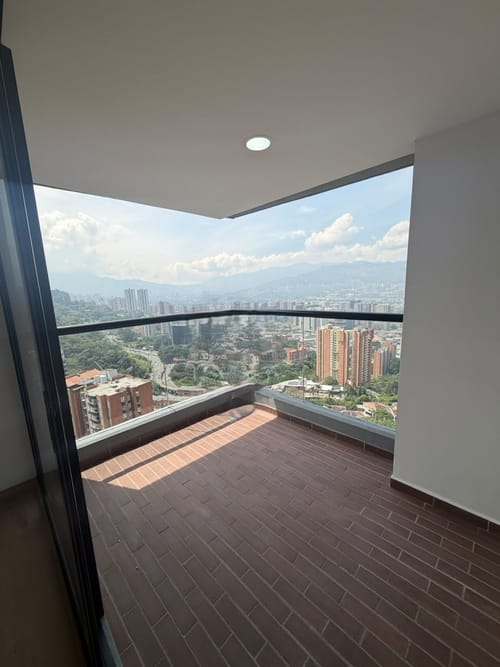 Apartamento de 3 alcobas en arriendo en Loma Del Indio, Medellín, 105 m² · foto 1 de 8