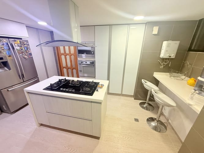 Apartamento de 3 alcobas en venta en Cabecera Del Llano, Bucaramanga, 133 m² · foto 2 de 14
