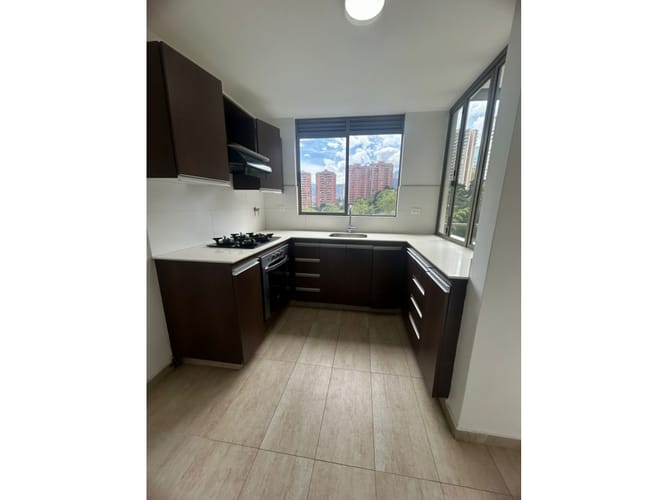 Apartamento de 2 alcobas en arriendo en El Poblado, Medellín, 90 m² · foto 2 de 24