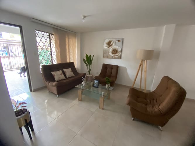 Casa de 11 alcobas en venta en Ciudad Capri, Cali, 389 m² · foto 2 de 24