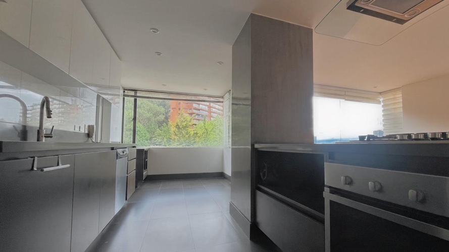 Apartamento de 4 alcobas en arriendo en Santa Barbara, Bogotá, 220 m² · foto 3 de 24