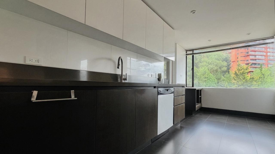 Apartamento de 4 alcobas en arriendo en Santa Barbara, Bogotá, 220 m² · foto 2 de 24