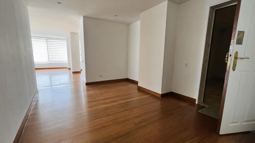 Apartamento de 4 alcobas en arriendo en Santa Barbara, Bogotá, 220 m² · foto 11 de 24
