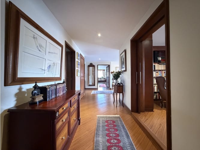 Apartamento de 3 alcobas en venta en El Retiro, Bogotá, 262 m² · foto 1 de 21