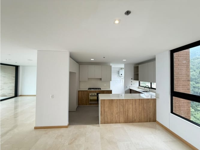 Apartamento en arriendo en El Poblado, Medellín, 170 m² · foto 2 de 24