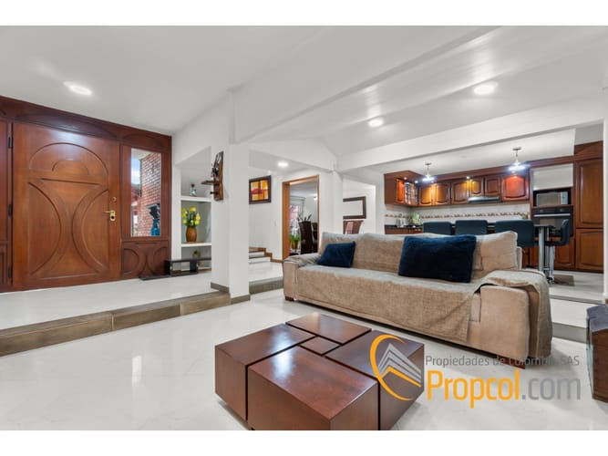 Casa de 6 alcobas en venta en El Batán, Bogotá, 350 m² · foto 2 de 13