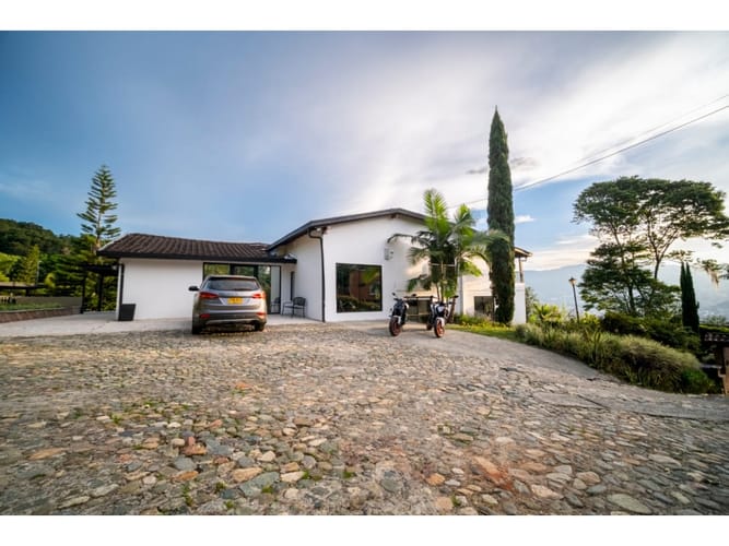 Casa de 9 alcobas en venta en Loma Del Chocho, Envigado, 850 m² · foto 2 de 24
