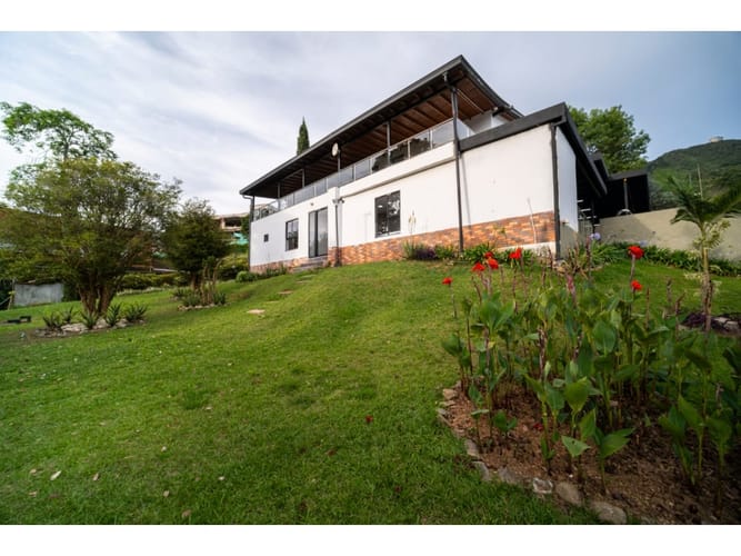 Casa de 9 alcobas en venta en Loma Del Chocho, Envigado, 850 m² · foto 3 de 24