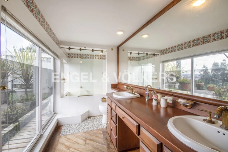 Apartamento de 3 alcobas en venta en Los Rosales, Bogotá, 271 m² · foto 8 de 17