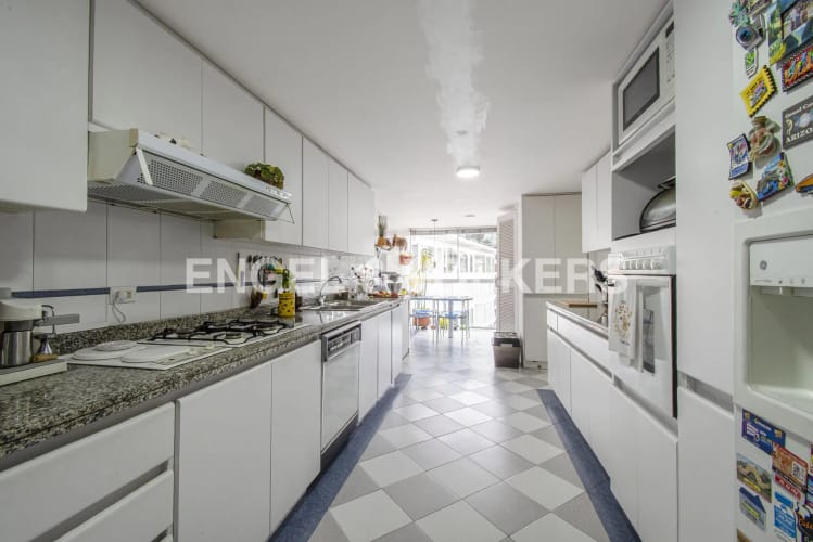 Apartamento de 3 alcobas en venta en Los Rosales, Bogotá, 271 m² · foto 5 de 17