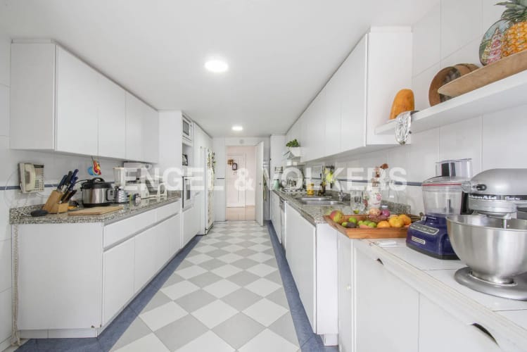 Apartamento de 3 alcobas en venta en Los Rosales, Bogotá, 271 m² · foto 4 de 17
