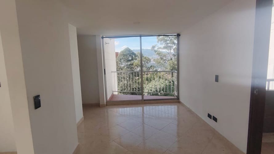 Apartamento de 2 alcobas en arriendo en Loma Del Indio, Medellín, 70 m² · foto 2 de 8