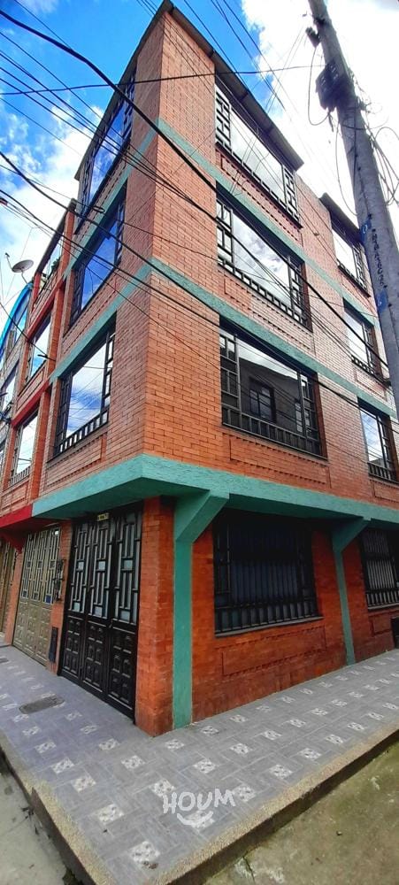 Casa de 4 alcobas en venta en Engativá, Bogotá, 70 m² · foto 1 de 24