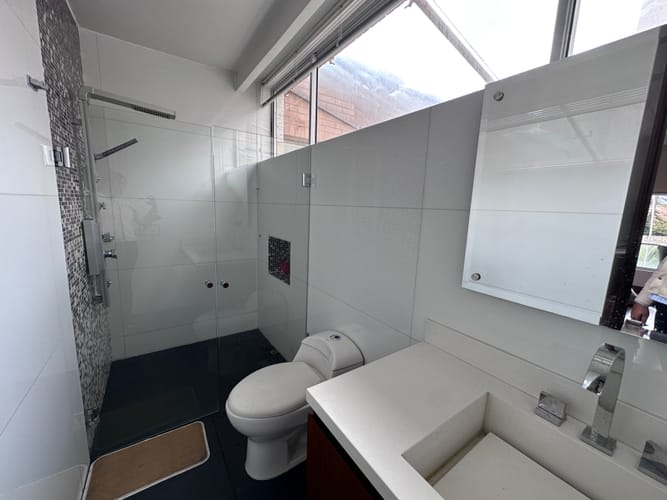 Casa de 5 alcobas en arriendo en San Jose De Bavaria, Bogotá, 450 m² · foto 12 de 24