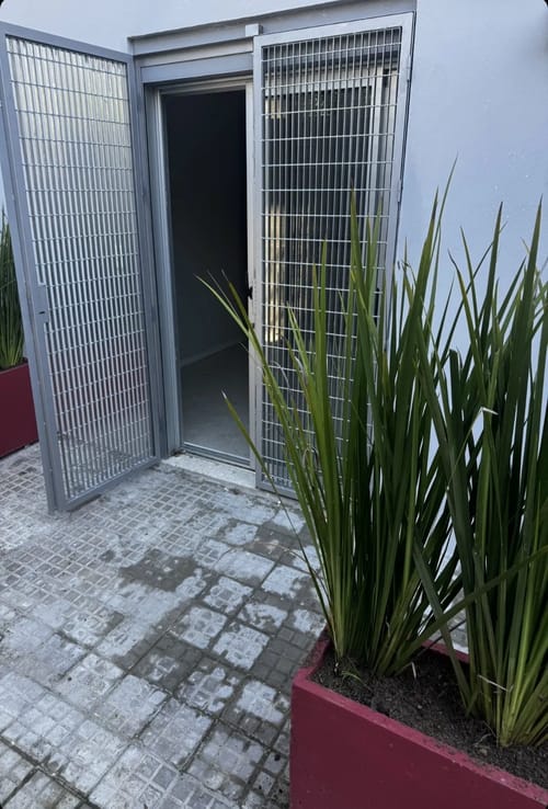 Exclusivo apartamento a estrenar en alquiler, 2 dormitorios en planta baja, estratégicamente ubicado en Carlos María Ramírez y Camambú, La Teja. · Foto 2