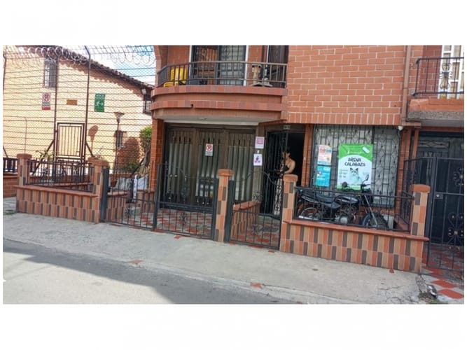Casa de 4 alcobas en venta en San Pablo Guayabal, Medellín, 90 m² · foto 2 de 12