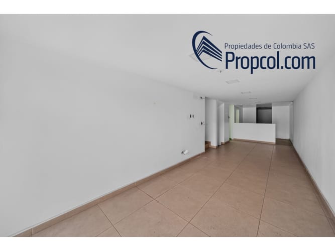 Casa en venta en Niza, Bogotá, 435 m² · foto 2 de 17