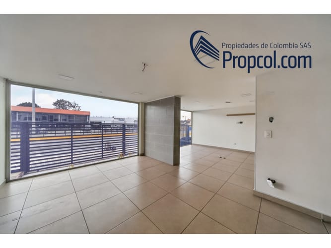 Casa en venta en Niza, Bogotá, 435 m² · foto 3 de 17